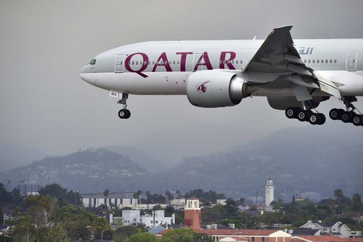 Pesawat milik Qatar Airways saat akan mendarat di Los Angeles, Amerika Serikat.  