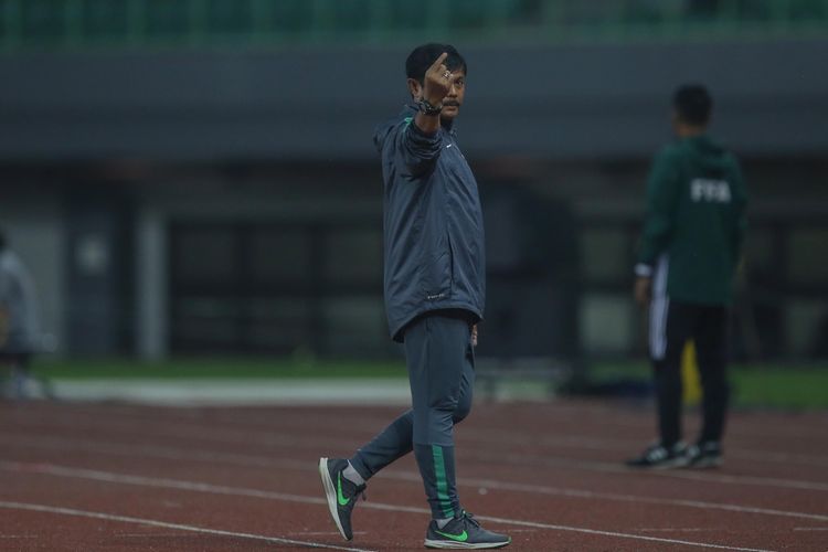 Pelatih timnas Indonesia, Indra Sjafri saat pertandingan timnas Indonesia U-19 melawan timnas Kamboja U-19 di Stadion Patriot Candrabaga, Bekasi, Jawa Barat, Rabu (4/10/2017). Timas Indonesia U-19 Menang 2-0 melawan Timnas Kamboja U-19.