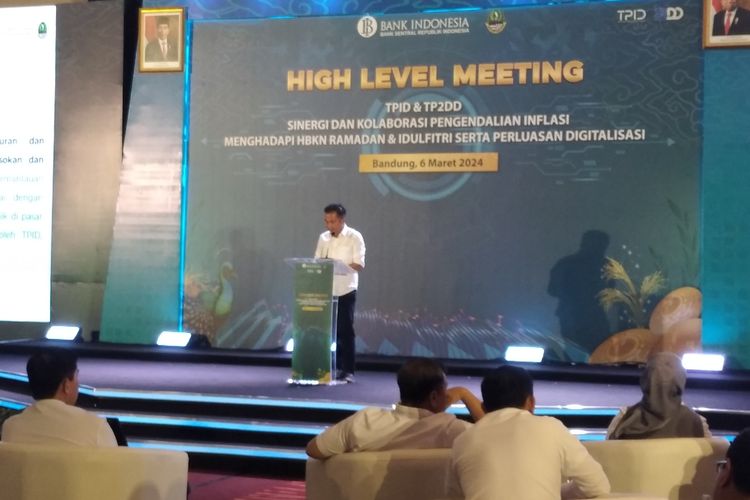 Pj Gubernur Jabar, Bey Machmudin pada kegiatan High Level Meeting Tim Pengendali Inflasi Daerah (TPID) yang berlangsung di Hotel Hilton Bandung, Rabu (6/3/2024).