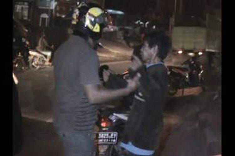 Dengan sempoyongan akibat minuman keras. D-S (60) tengah melawan polisi berpakaian preman saat hendak dievakuasi setelah menabrak pembatas jalan di jalan poros Sungguminasa, Kabupaten Gowa, Sulawesi Selatan. Selasa, (23/09/2014).