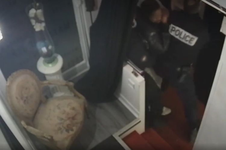 Tangkapan layar dari video yang diunggah Loopsider, menunjukkan empat polisi memukuli seorang pria kulit hitam dengan dugaan motif rasialisme.