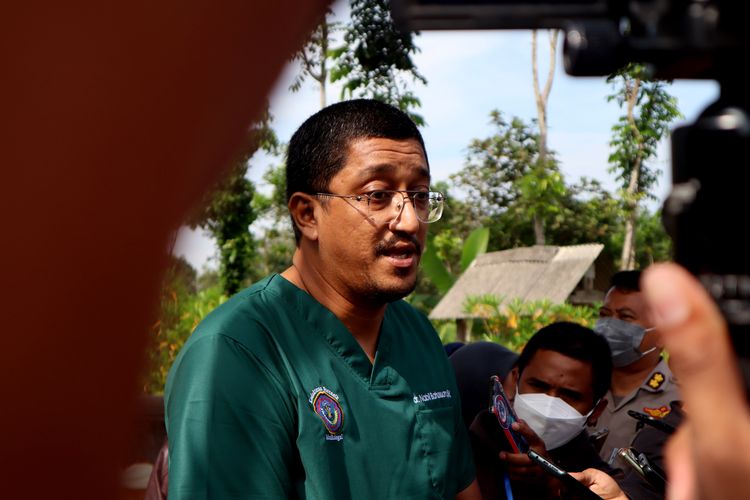 Kedua Dokter Forensik Indonesia (FDFI) cabang Jawa Timur dr Nabil Bahasuan sebelum melakukan otopsi dua jenazah kakak beradik korban Tragedi Kanjuruhan, Natasya Debi Ramadani (16) dan Naila Debi Anggraini (13) di TPU Dusun Patuk Desa Sukolilo Kecamatan Wajak, Kabupaten Malang, Sabtu (5/11/2022) pagi. 