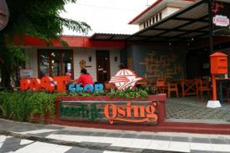 Di Heerlijk Osing Cafe, pengunjung bukan hanya menikmati menu tapi juga bisa melakukan transaksi pos karena kafe ini berada di sekitar Kantor Pos Besar Kabupaten Banyuwangi, Jawa Timur.