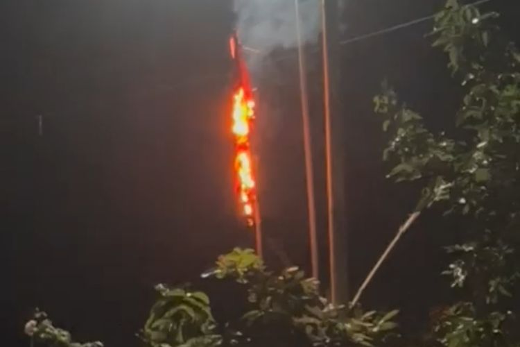 Bendera PDIP di Kabupaten Malang diduga dibakar seseorang.