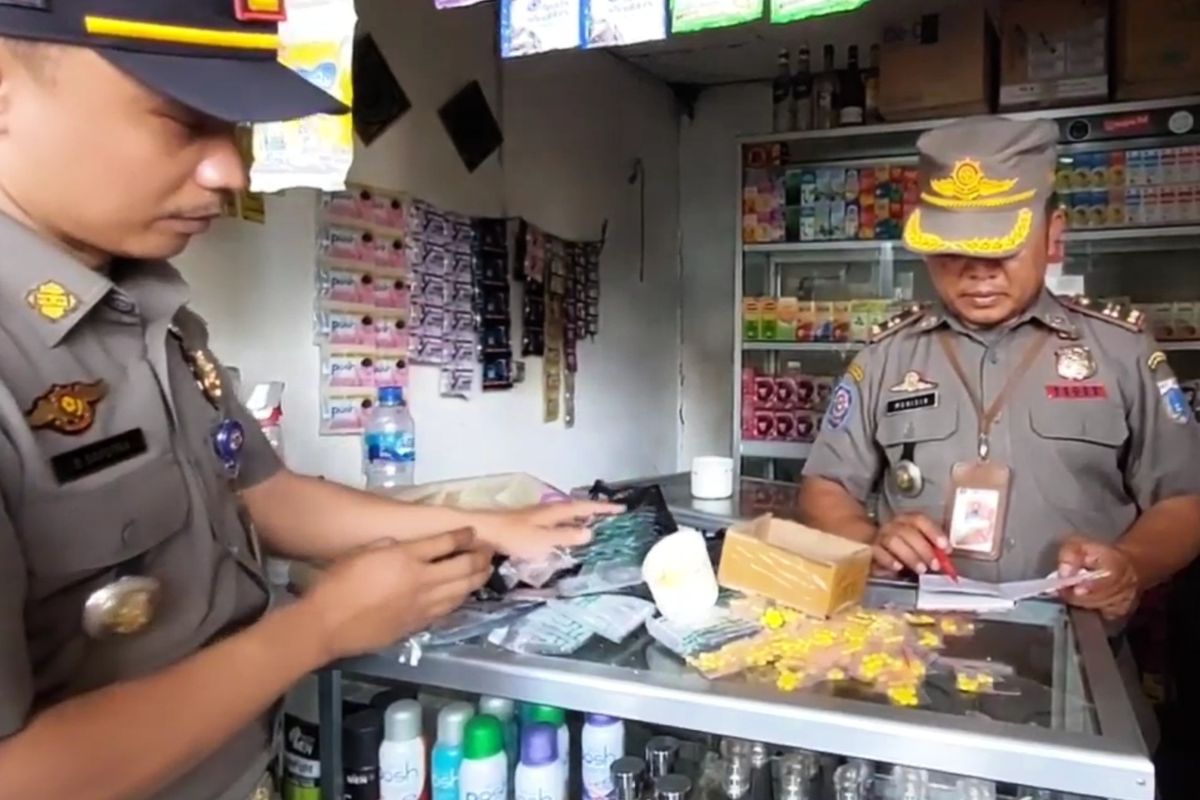 Petugas Satuan Polisi Pamong Praja (Satpol PP) saat menggeruduk toko kosmetik di Jalan Ciledug Raya, Cipulir, Jakarta Selatan, Selasa (22/8/2023).