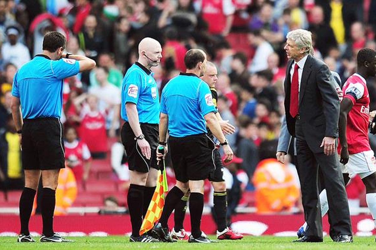 Pelatih Arsenal  Arsene Wenger mempertanyakan keputusan wasit terkait hukuman  penalti kepada tim asuhannya dalam laga Liga Primer Inggris melawan Liverpool di Stadion Emirates, Minggu (17/4). Penalti yang dieksekusi Dirk Kuyt itu mengubah skor laga menjadi 1-1.