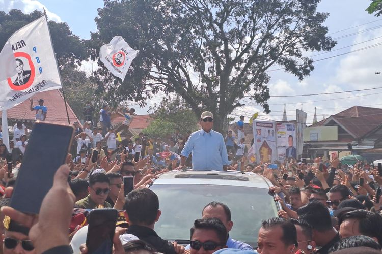 Capres nomor urut 2 Prabowo Subianto berkampanye di Lapangan Schwarz, Minahasa, Sulut, Senin (5/2/2024). 