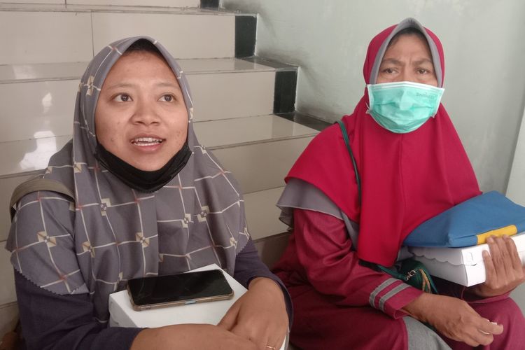 Desi Eka Sally Indrawati, kakak sepupu dari Yopi Widianto, ayah dari bayi yang meninggal saat persalinan RSUD Jombang, saat ditemui usai hearing di DPRD Jombang, Jawa Timur, Selasa (2/8/2022).