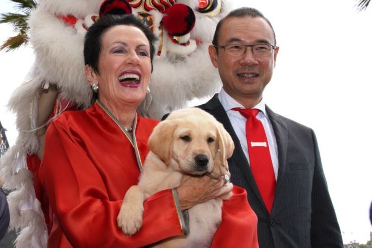 Walikota Sydney Clover Moore (kiri) bersama pejabat Pemkot Robert Kok dalam suatu kegiatan menyambut tahun baru China di Sydney.