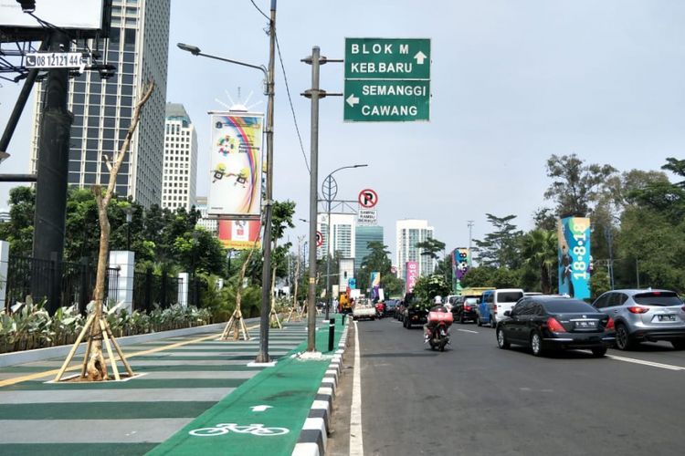 Tiang rambu penunjuk jalan yang menghalangi jalur sepeda di trotoar Jalan Asia Afrika, Jakarta Pusat, belum dicabut, Kamis (2/8/2018).