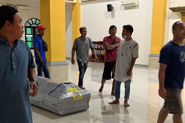 Jenazah penambang yang dimasukan dalam Peti sesaat disemayamkan di Mesjid sebelum diterbangkan ke Makassar Sulawesi Selatan