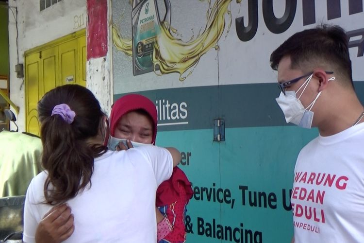 Sejumlah anak muda dari gerakan Warung Medan Peduli memborong dagangan pedagang kecil kemudian dibagikan gratis kepada warga.