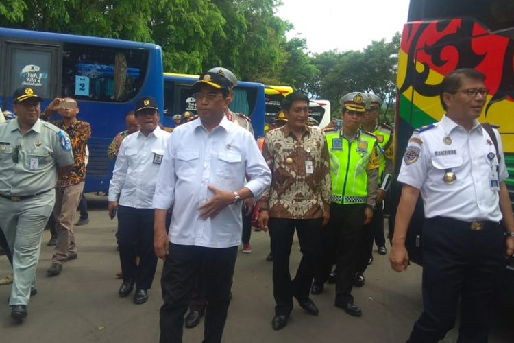 Menhub Budi Karya Sumadi dan jajarannya saat mengecek kelayakan bus wisata di kawasan Candi Borobudur Magelang, Kamis (27/12/2018)