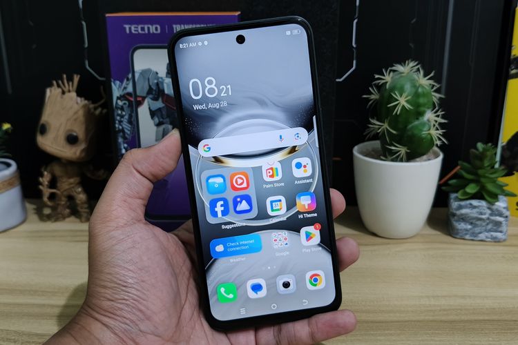 Tecno Spark 30C mengadopsi layar IPS LCD 6,67 inci yang cukup luas dengan resolusi HD Plus dan refresh rate 120 Hz.

Bagian bawah layar ponsel ini memiliki bezel yang cukup tebal dibanding bagian atau sisi lainnya. Pada bagian tengah atas layar ponsel ini, terdapat lubang punch hole yang memuat kamera selfie.