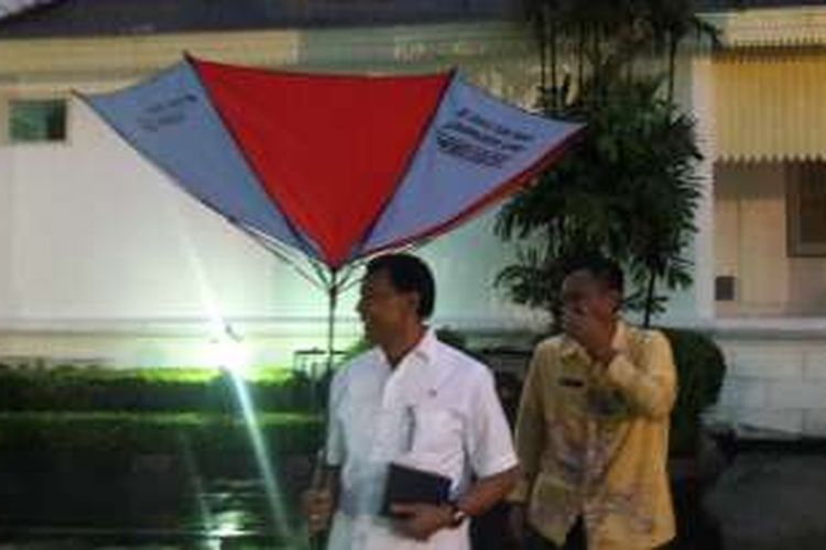 Menkopolhukam Wiranto saat tertangkap kamera tengah tertawa sambil memegang payung terbalik di Istana, Selasa (8/11/2016).