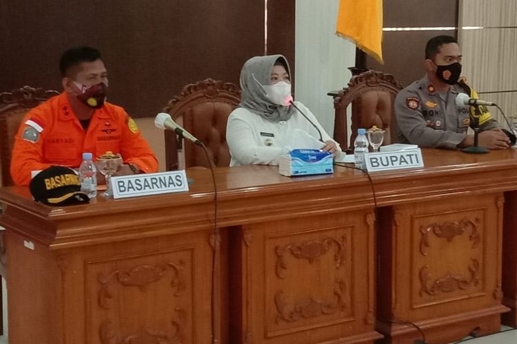 Bupati Kotawaringin Barat Nurhidayah (tengah) mengumumkan penghentian pencarian terhadap 7 penambang emas yang tertimbun longsor di Kotawaringin Barat, Kalimantan Tengah, melalui konferensi pers, Rabu (25/11/2020).   