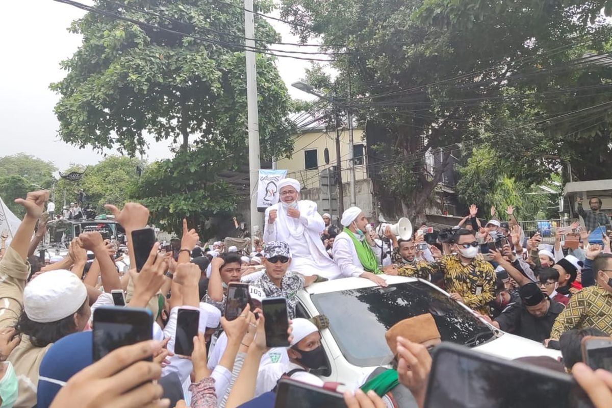 Pimpinan Front Pembela Islam (FPI) Rizieq Shihab tiba di sekitar kediamannya di kawasan Petamburan, Jakarta Pusat dan disambut oleh massa pendukungnya, Selasa (10/11/2020).