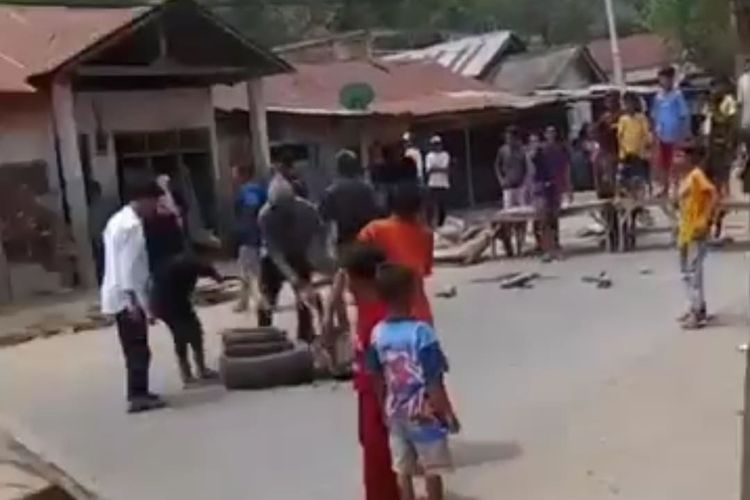 Sejumlah warga saat melakukan aksi blokade jalan di Kecamatan Woha, Kabupaten Bima, Kamis (4/1/2024).