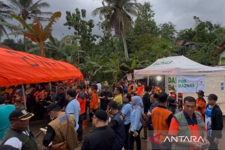 Sejumlah petugas SAR gabungan dan masyarakat memanfaatkan fasilitas layanan kesehatan darurat dan dapur umum yang disediakan oleh Badan Amil Zakat Nasional (Baznas) RI di Cilacap, Jawa Tengah, Minggu (16/11/2025). 
