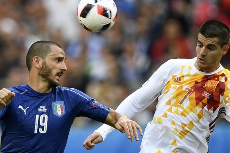 Pemain belakang Italia, Leonardo Bonucci (kiri), berduel dengan striker Spanyol, Alvaro Morata, pada pertandingan babak 16 besar Piala Eropa 2016 di Stadion Stade de France, Saint-Denis, Senin (27/6/2016). Italia menang 2-0.