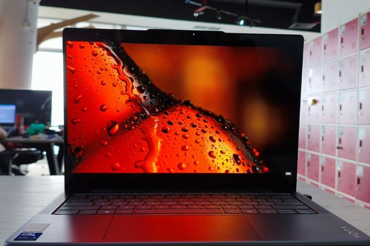 Lenovo Yoga Slim 7i Aura Edition memiliki layar yang tajam dan detail. 