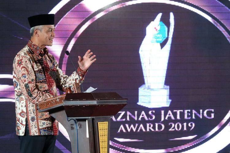 Gubernur Ganjar Pranowo berbicara di acara malam anugerah Baznas Jateng Award 2019 di Kantor Pemerintah Provinsi Jawa Tengah, di Semarng, Senin (29/7/2019) malam.
