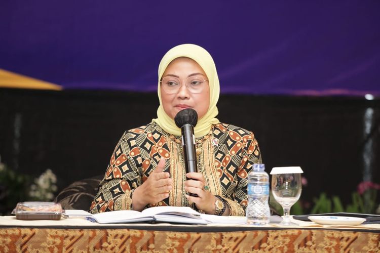 Menteri Ketenagakerjaan Ida Fauziyah saat memimpin rapat Bipartit membahas mengenai rancangan peraturan pemerintah (RPP) untuk penerapan UU Cipta Kerja, di Jakarta, Selasa (20/10/2020).