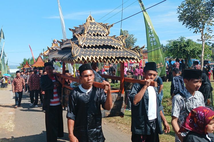 Arak-arakan 1001 tumpeng di Dusun Arjomulyo, Desa Bangelan, Kecamatan Wonosari, Kabupaten Malang, Sabtu (29/7/2023).