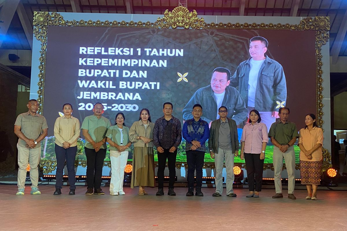 Bupati Jembrana I Made Kembang Hartawan dan Wakil Bupati Jembrana I Gede Ngurah Patriana Krisnamemaparkan capaian kinerja satu tahun pertama kepemimpinan mereka di Gedung Kesenian Bung Karno, Kabupaten Jembrana, Bali, Jumat (20/2/2026).