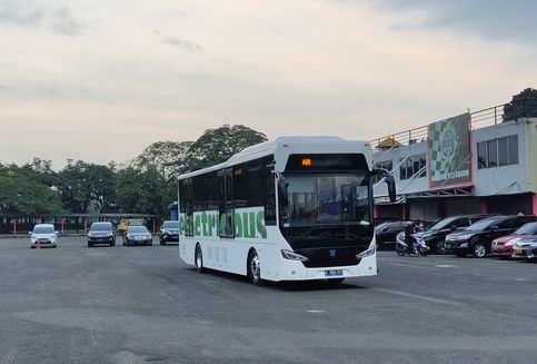 Keliling Sirkuit Sentul Naik Bus Listrik Mobil Anak Bangsa