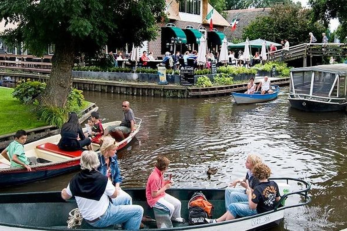 Desa tanpa jalan raya di Giethoorn, Belanda.