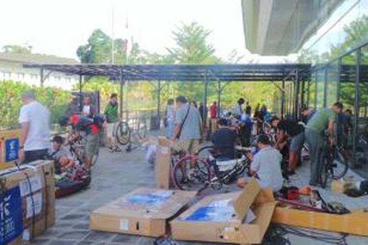 Sejumlah peserta Kompas Jelajah Sepeda Manado-Makassar merakit sepeda masing-masing di halaman Novotel Manado, Sulawesi Utara, Minggu (17/8/201i4).