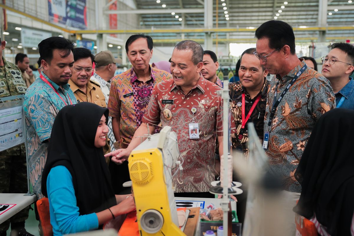 Gubernur Jateng Ahmad Luthfi saat meninjau PT Selalu Cinta Indonesia (SCI) di Kota Salatiga, Jateng, Selasa (10/3/2026).