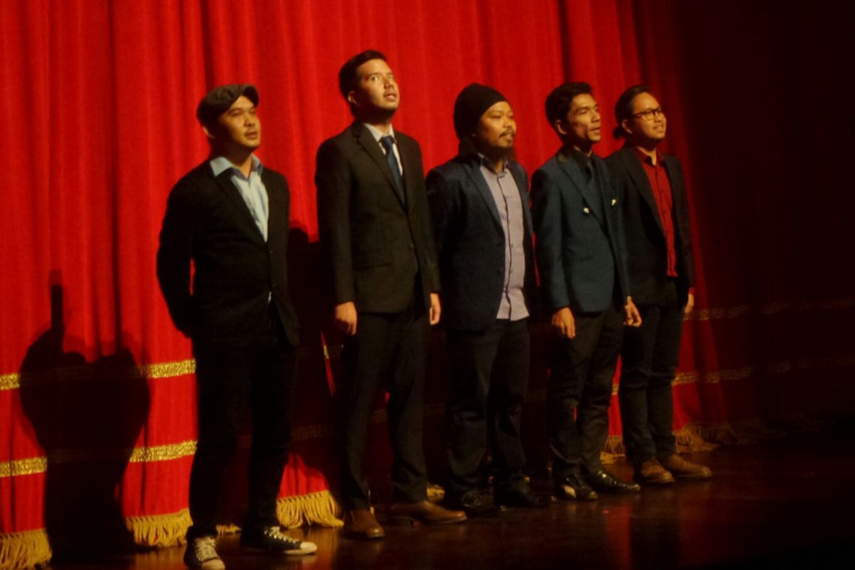 Grup band Payung Teduh dalam konser BBM Liztomania Konser Musik Tanah Air Vol.3 Payung Teduh Catra Adhum di Gedung Kesenian Jakarta, Jakarta Pusat, Selasa (14/11/2017).