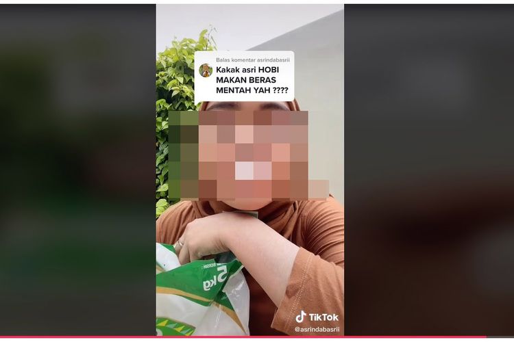 Tangkapan layar tren makan beras mentah yang lagi ramai di media sosial, TikTok.