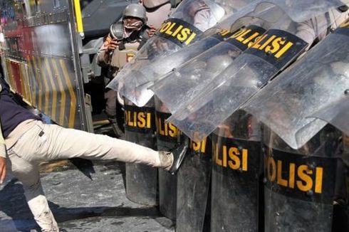 Demo Mahasiswa di Kendari Ricuh, Polisi Dilempari Kotoran Sapi