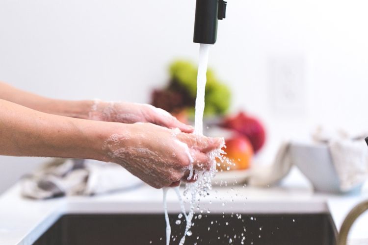 Ilustrasi cuci tangan sesering mungkin saat masak. 