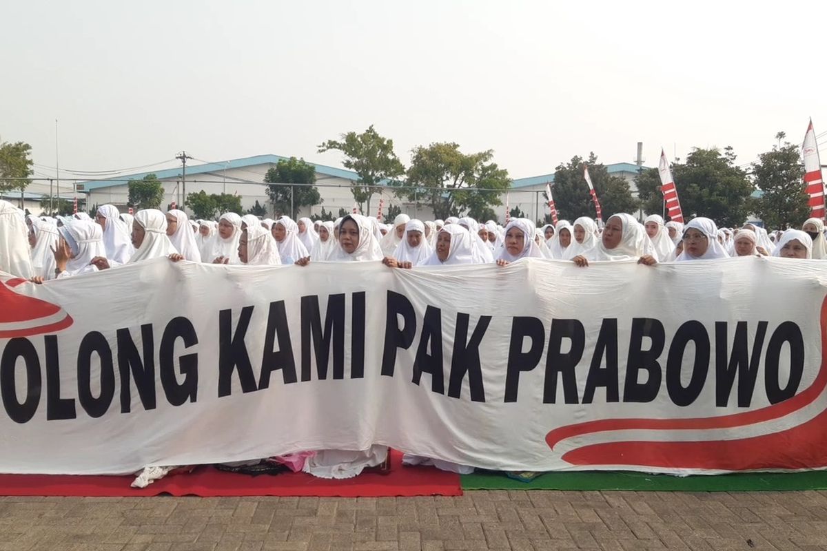 Bentangkan Spanduk Tolong Kami Pak Prabowo, Ini Harapan Karyawan PT Sritex