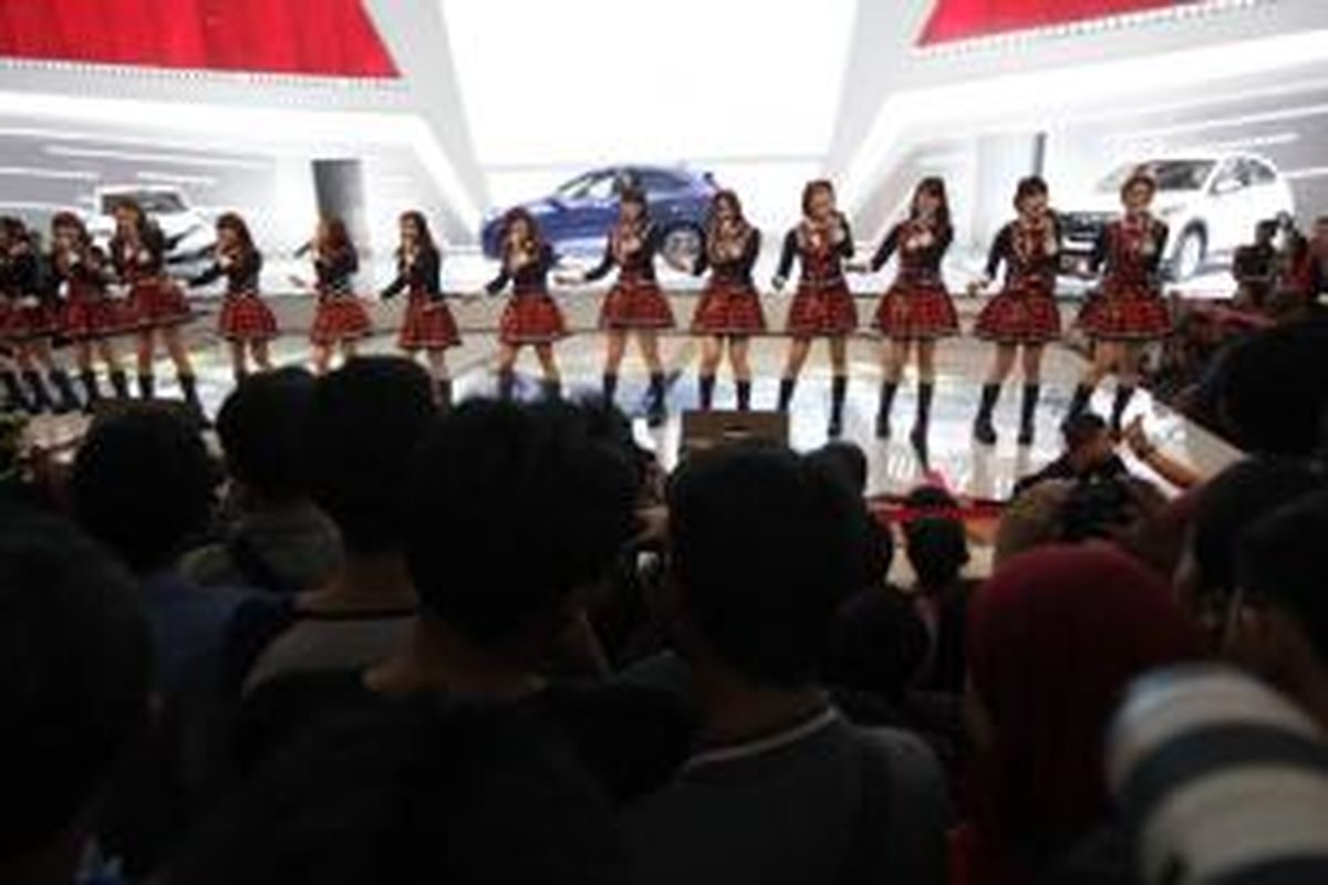 JKT48 menghibur pengunjung stan Honda dalam acara Indonesia International Motor Show 2014, di JIExpo, Kemayoran, Jakarta Utara, Sabtu (27/9/2014). Menampilkan artis papan atas merupakan salah satu cara stan-stan di IIMS 2014 untuk menarik pengunjung. 