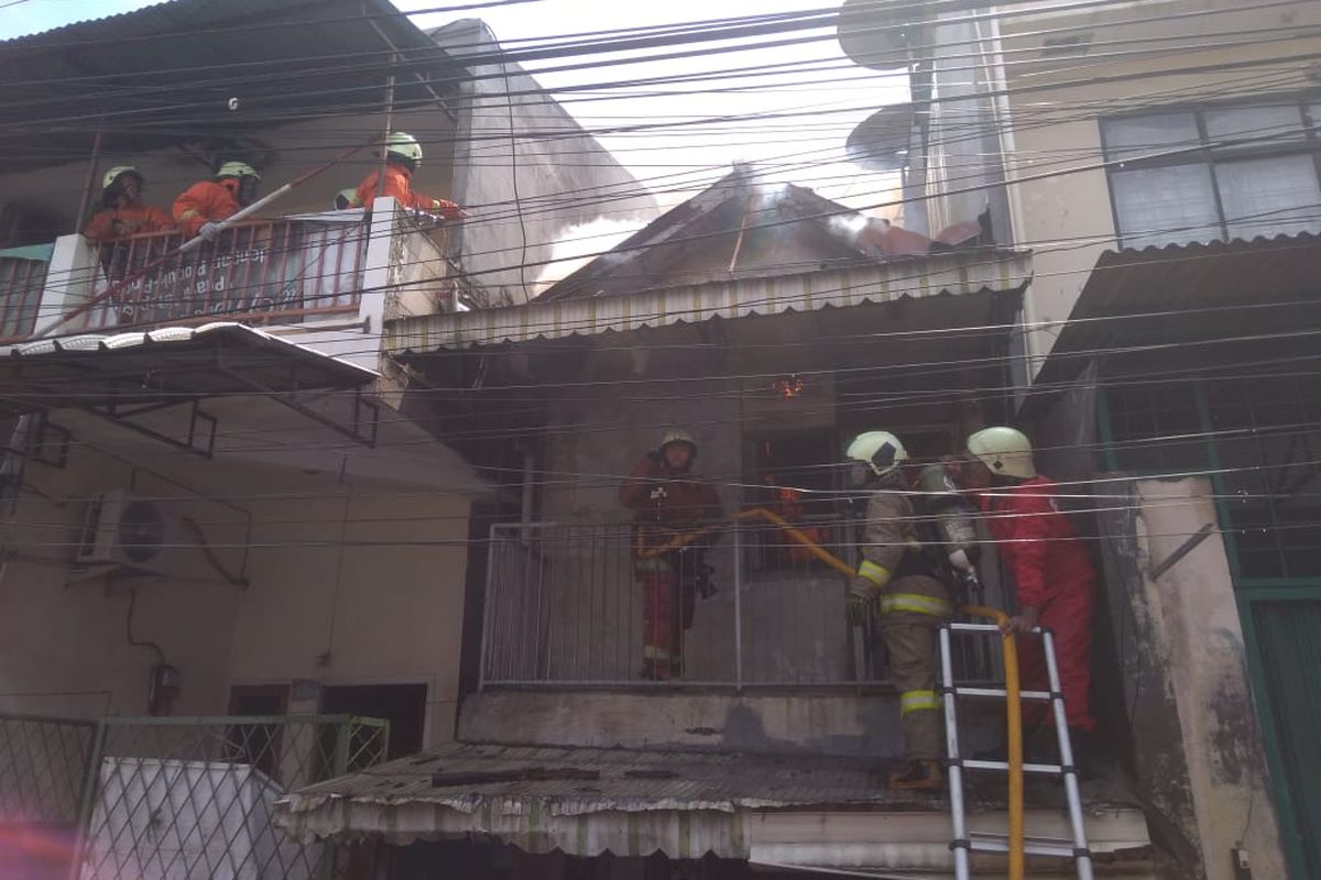 Kebakaran terjadi di Tambora, Jakarta Barat pada Minggu (1/11/2020) pagi. 
