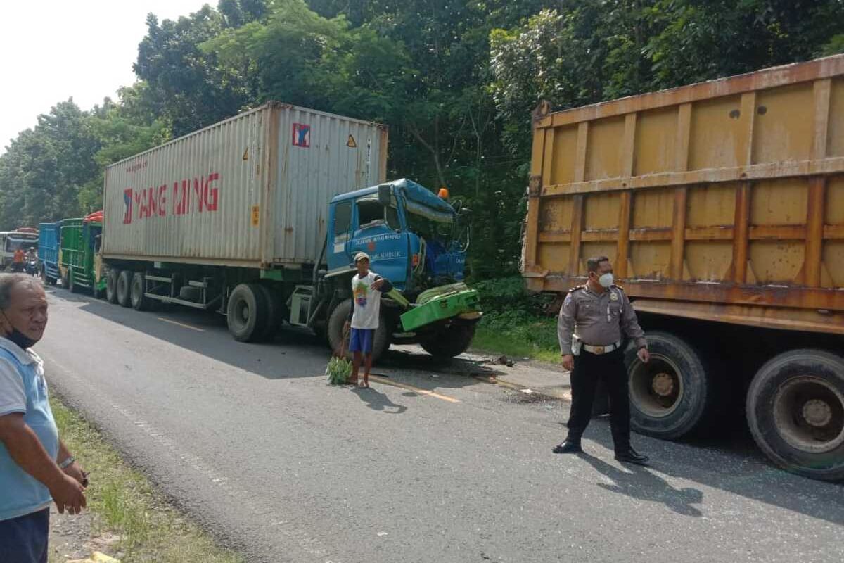 Hendak kurangi kecepatan kendaraan, 4 truk tronton terlibat kecelakaan beruntun di jalan raya Ngawi-Solo. Satu pengemudi truk tronton mengalami luka luka.