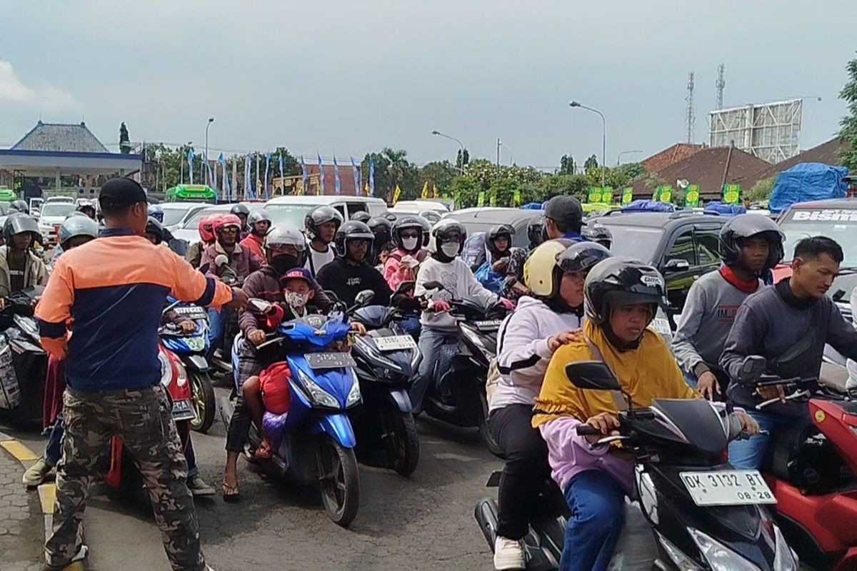 Pengendara motor di Pelabuhan Gilimanuk Bali. Jelang libur Nataru 2026, Kepolisian Pelabuhan Gilimanuk, Bali memperketat pintu keluar masuk sebagai bentuk langkah antisipasi.