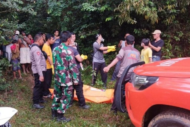 Proses evakuasi jasad pengusaha papan bunga yang ditemukan tewas di Lampung Tengah, Sabtu (25/6/2022) sore. Polisi setempat masih melakukan penyelidikan atas kasus ini.