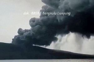 Abu Anak Krakatau Masuk Permukiman, Warga Pulau Sebesi Minta Masker dan Kacamata