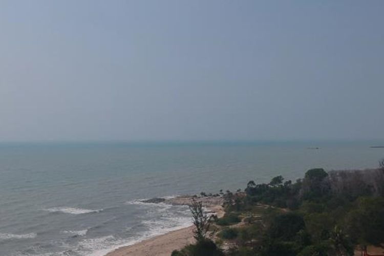 Garis pantai di depan Puri Tri Agung Bangka, Minggu (8/9/2019).