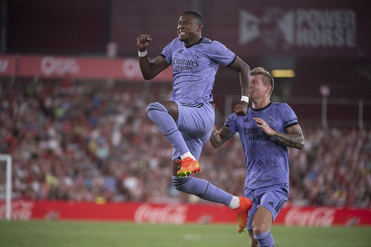 Pemain Real Madrid, David Alaba, merayakan gol pada laga pekan pertama Liga Spanyol yang mempertemukan Almeria vs Real Madrid di Power Horse Stadium, Senin (15/8/2022) dini hari WIB.