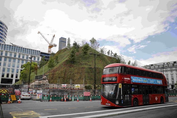 Bus melintasi Marble Arch Mound di London, Inggris, pada Rabu (28/7/2021).