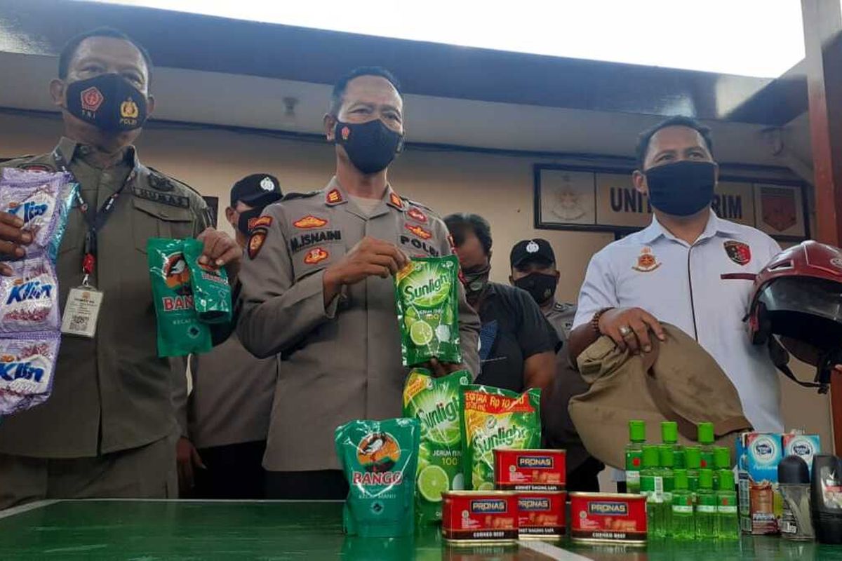 BARANG BUKTI—Kapolsek Wungu, AKP Isnaini Ujianto menunjukkan barang bukti yang dicuri oknum PNS Madiun berinisial HB di minimarket Lina Desa Bantengan, Kecamatan Wungu, Kabupaten Madiun.