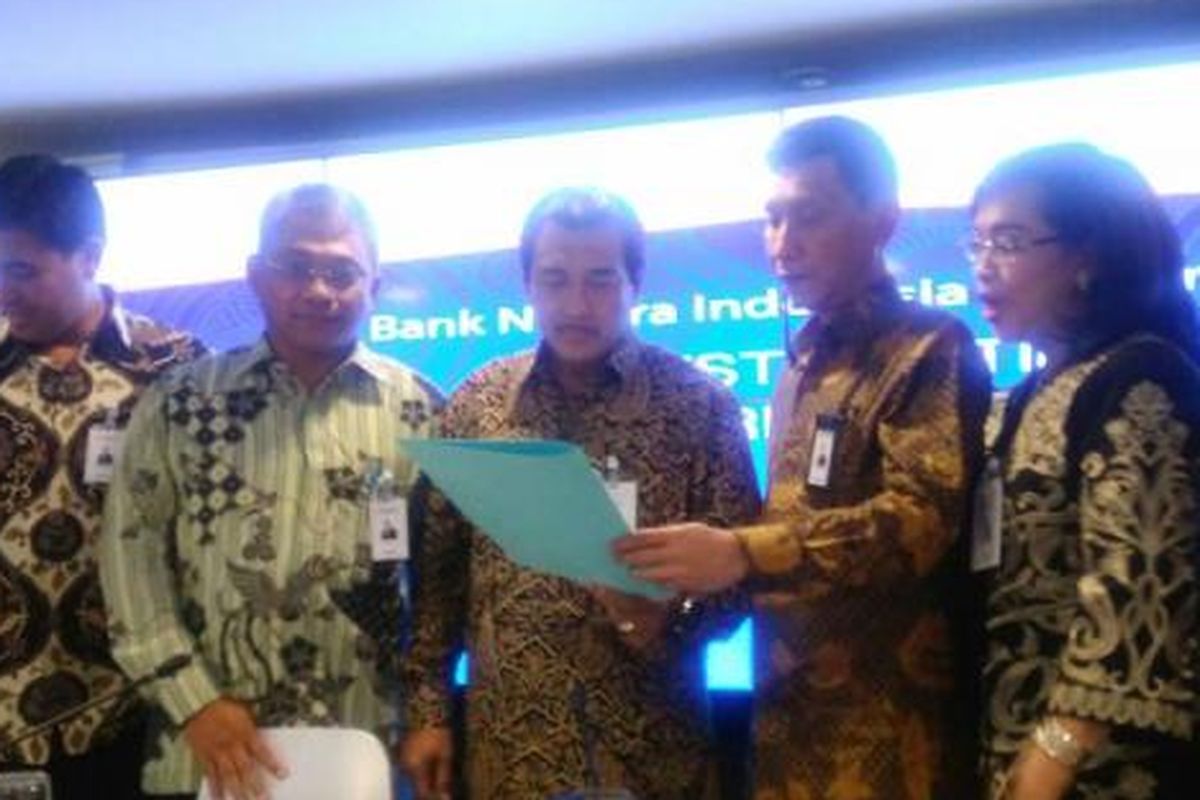 Wakil Direktur Utama BNI Suprajarto (tengah) bersama direksi BNI, usai temu analis 2016, di Jakarta, Kamis (26/1/2017). Pada Rabu (15/3/2017) Suprajarto resmi diangkat menjadi Dirut BRI. 