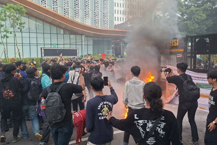 Demo Hardiknas di Jakpus Ricuh, Massa BEM SI Dobrak Barikade dan Bakar Ban